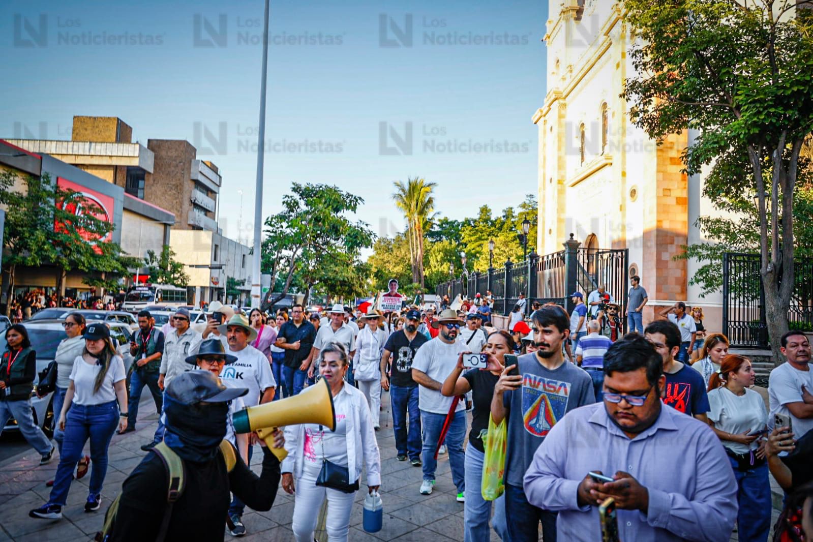 Jóvenes y adultos integraron la marcha de la Generación Z, en Culiacán