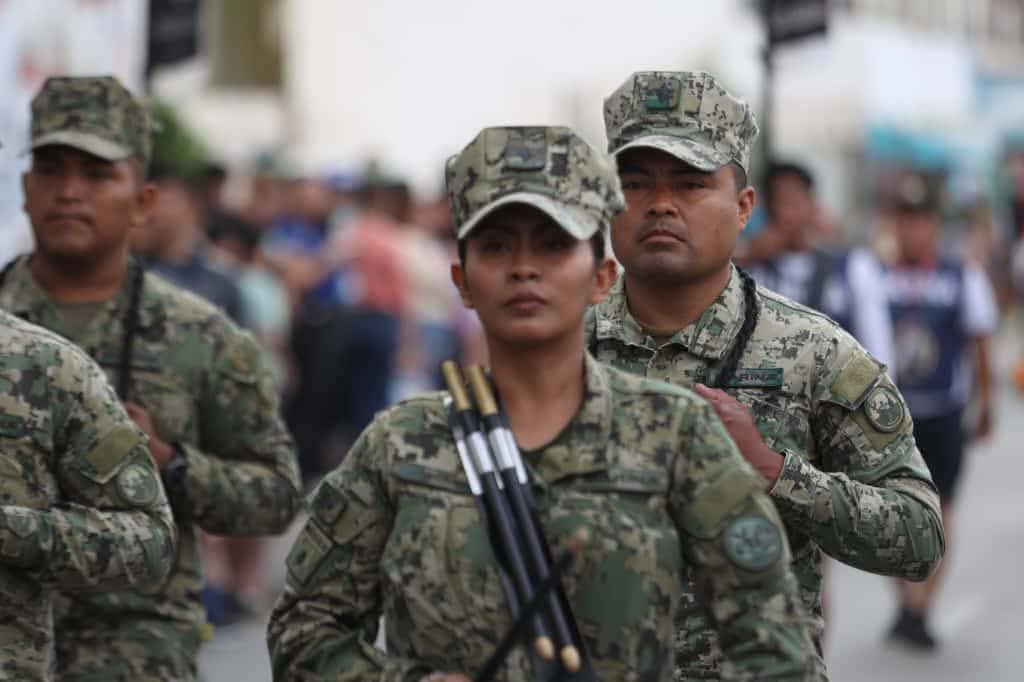 Desfile por el 115 aniversario de la Revolución Mexicana en Mazatlán