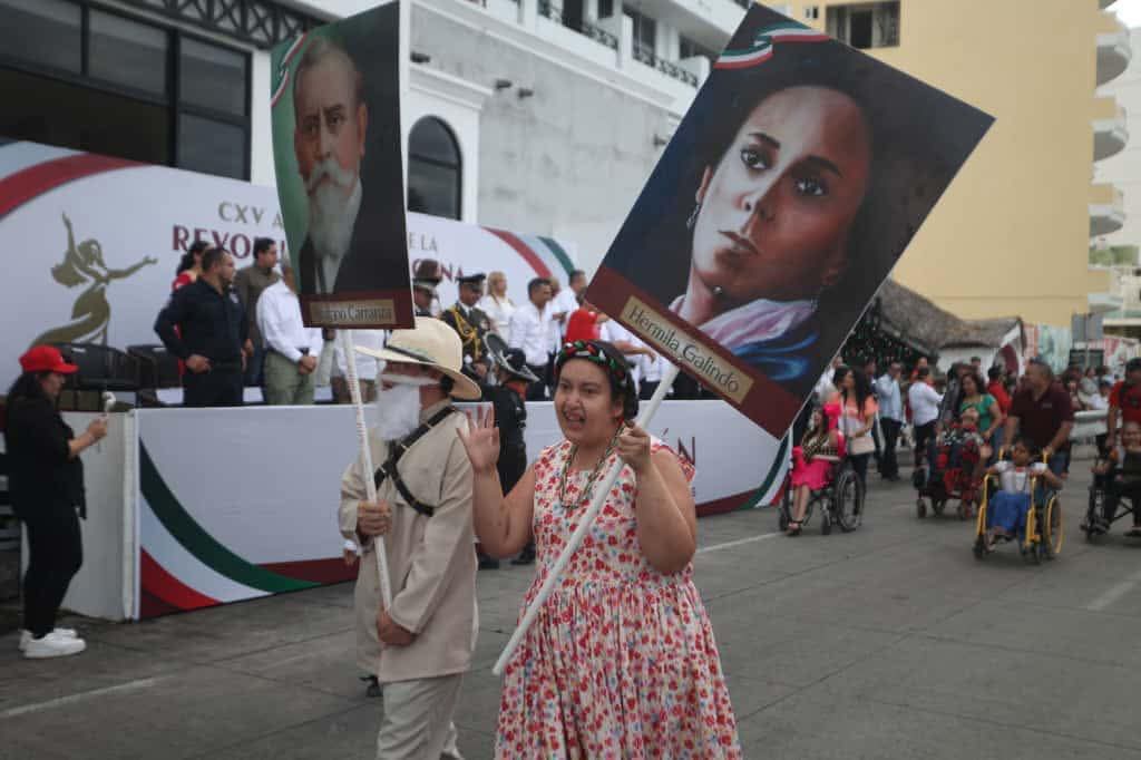Desfile por el 115 aniversario de la Revolución Mexicana en Mazatlán