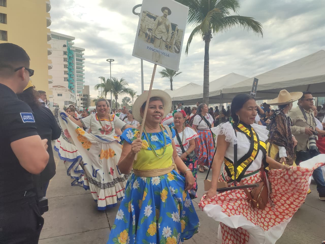Desfile por el 115 aniversario de la Revolución Mexicana en Mazatlán