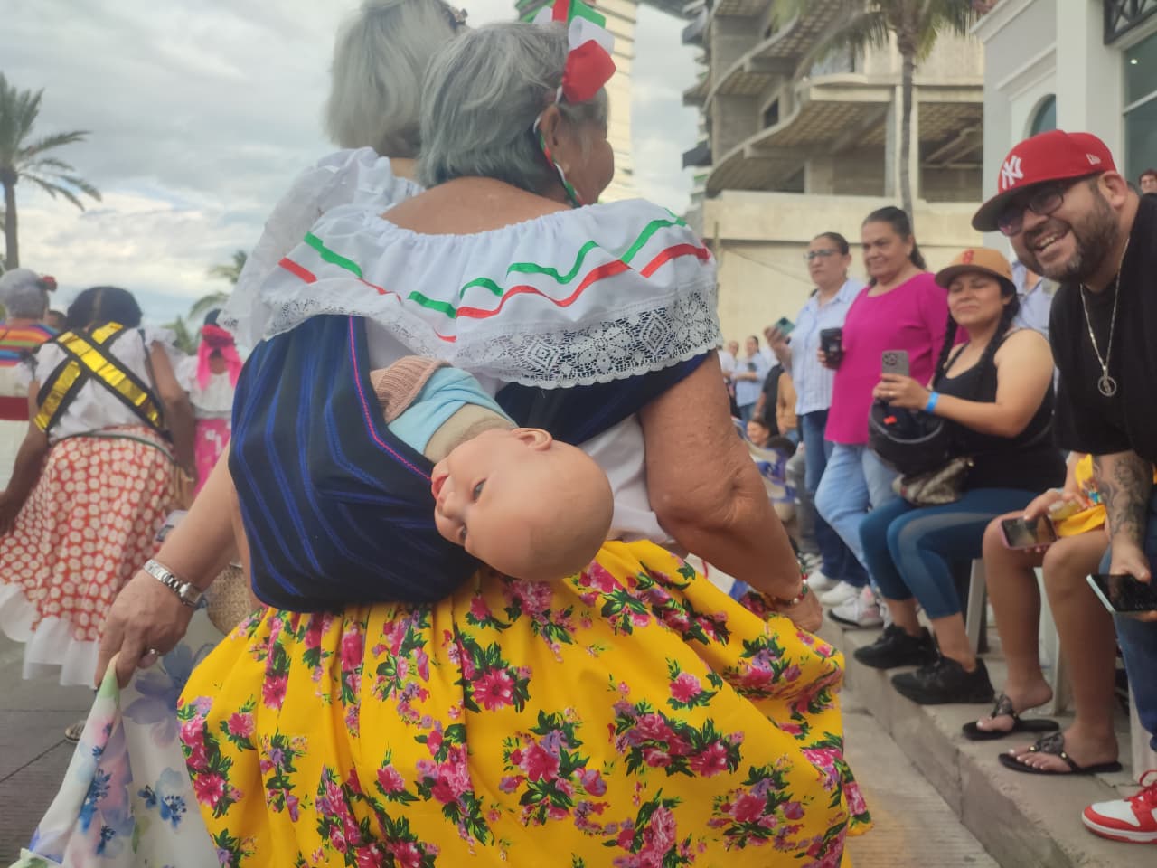 Desfile por el 115 aniversario de la Revolución Mexicana en Mazatlán