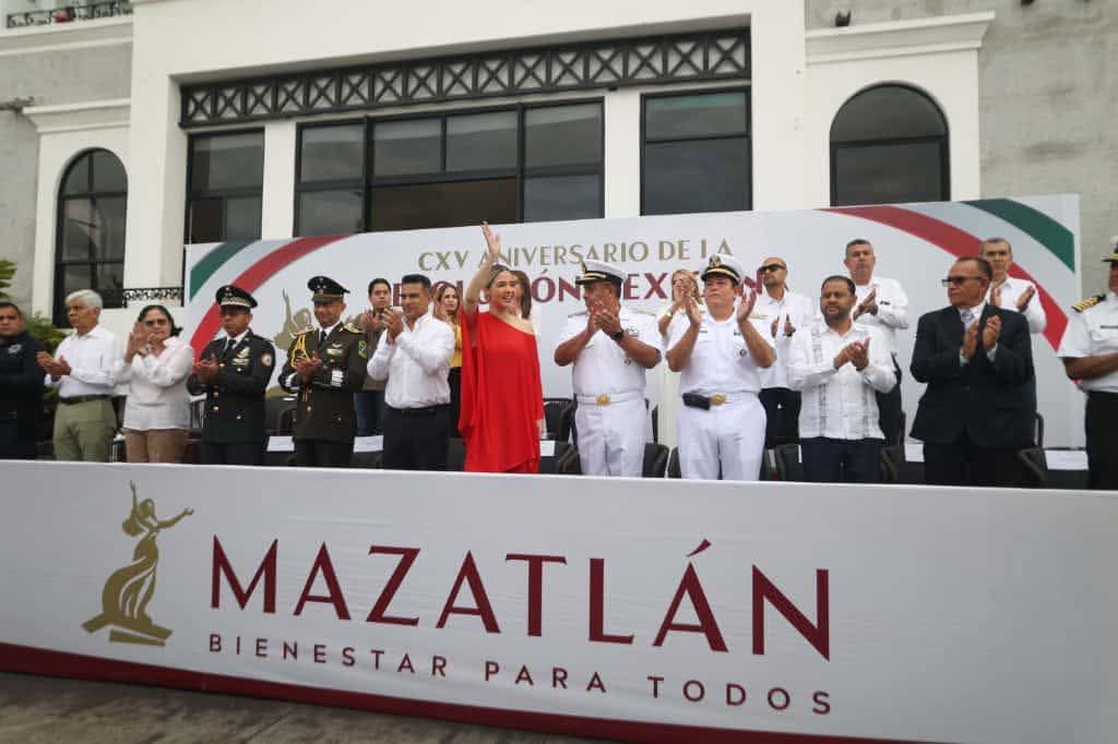 Desfile por el 115 aniversario de la Revolución Mexicana en Mazatlán