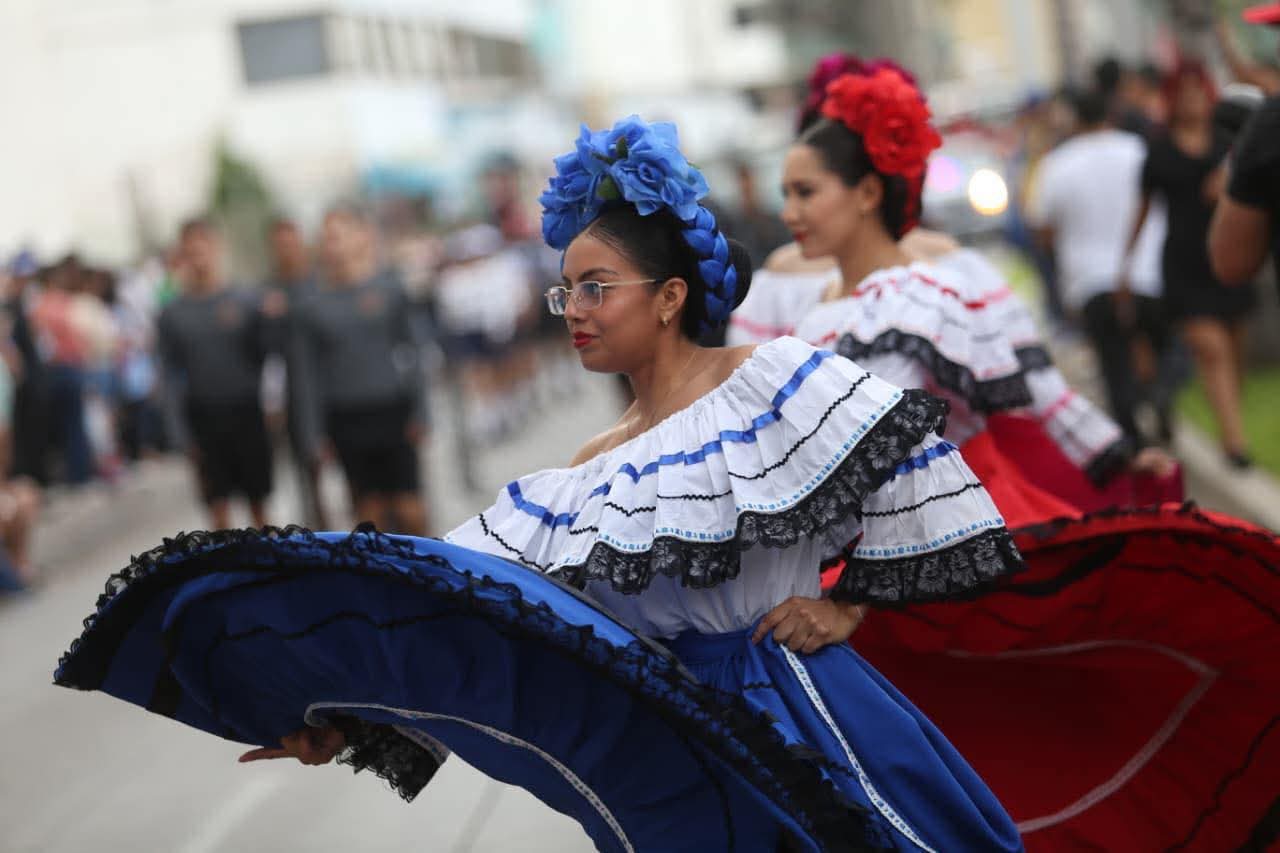 Desfile por el 115 aniversario de la Revolución Mexicana en Mazatlán