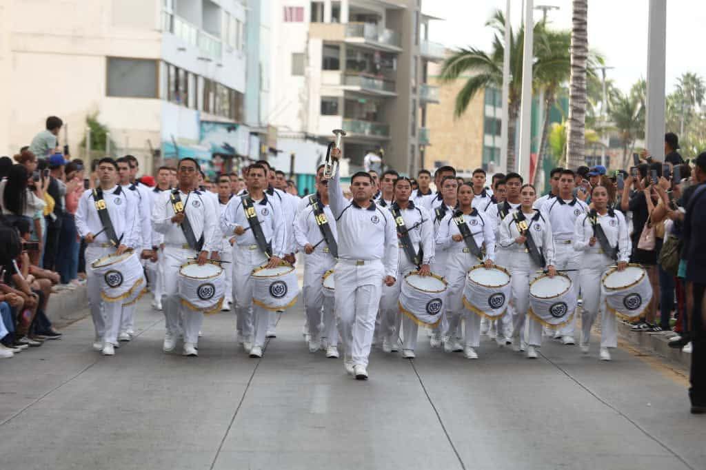Desfile por el 115 aniversario de la Revolución Mexicana en Mazatlán