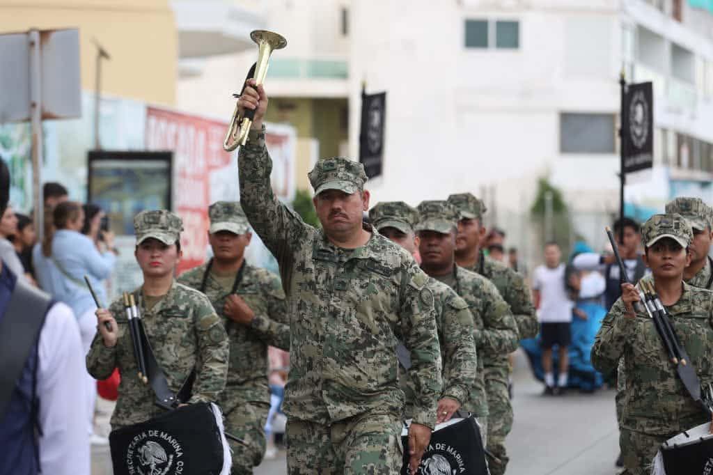 Desfile por el 115 aniversario de la Revolución Mexicana en Mazatlán