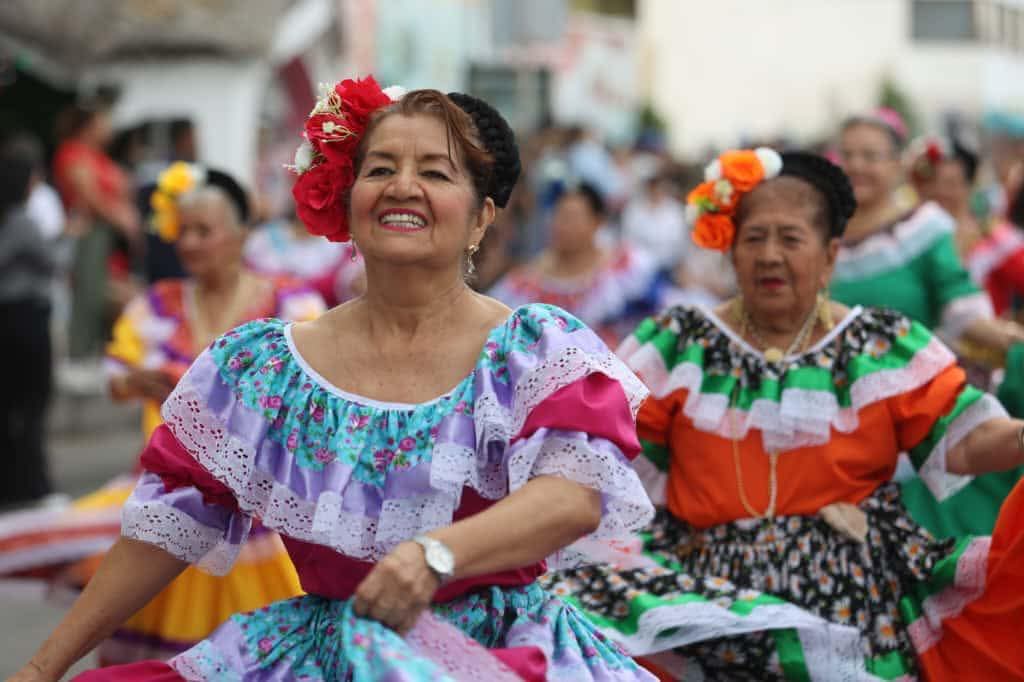 Desfile por el 115 aniversario de la Revolución Mexicana en Mazatlán