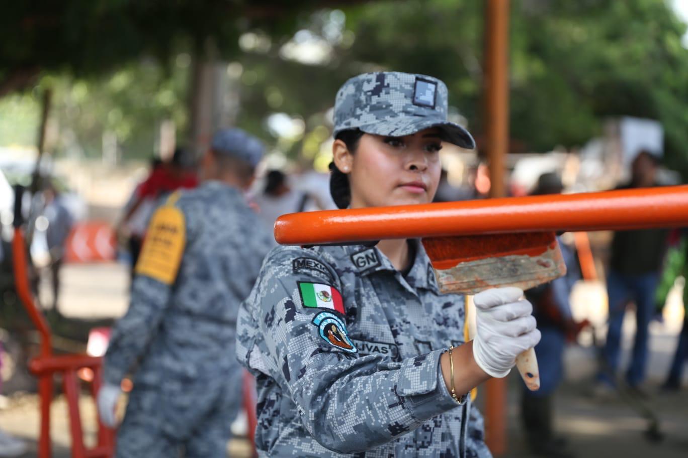 Elemento de Guardia Nacional pintando