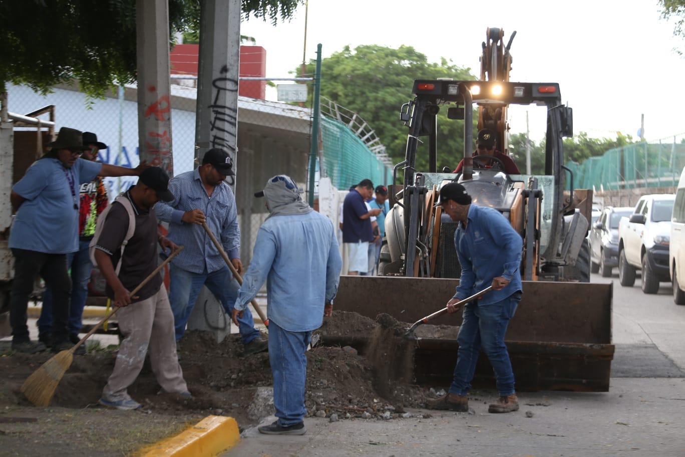Personal realizando limpieza de calles