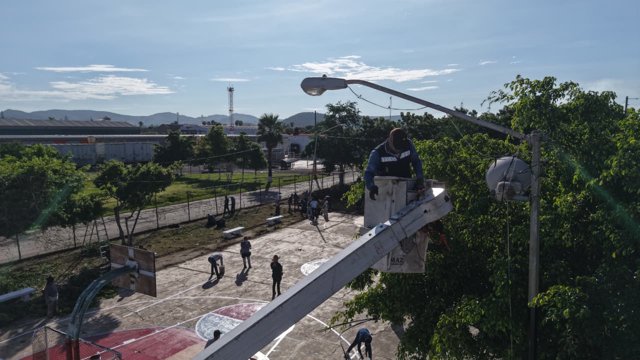 Trabajador cambiando luminaria de alumbrado público