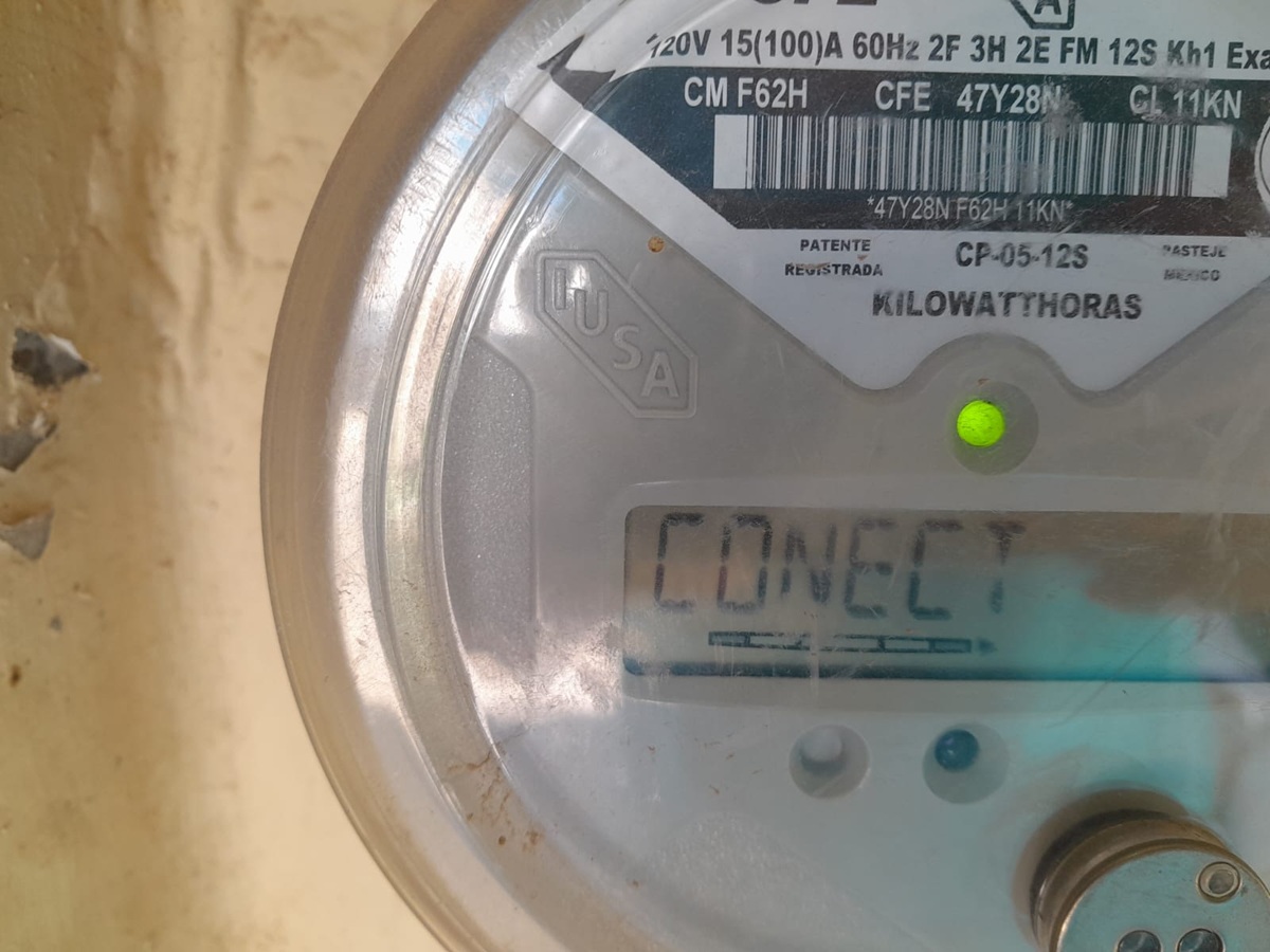 Medidor de luz de la CFE digital con foco en verde