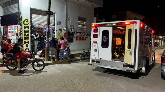 En Villa Unión, Mazatlán, niño cae de bicicleta y termina con una varilla atravesando su rodilla