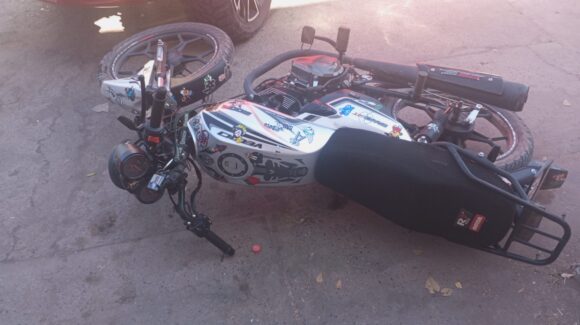 Camioneta y motocicleta chocan por invasión de carriles en Guasave, Sinaloa