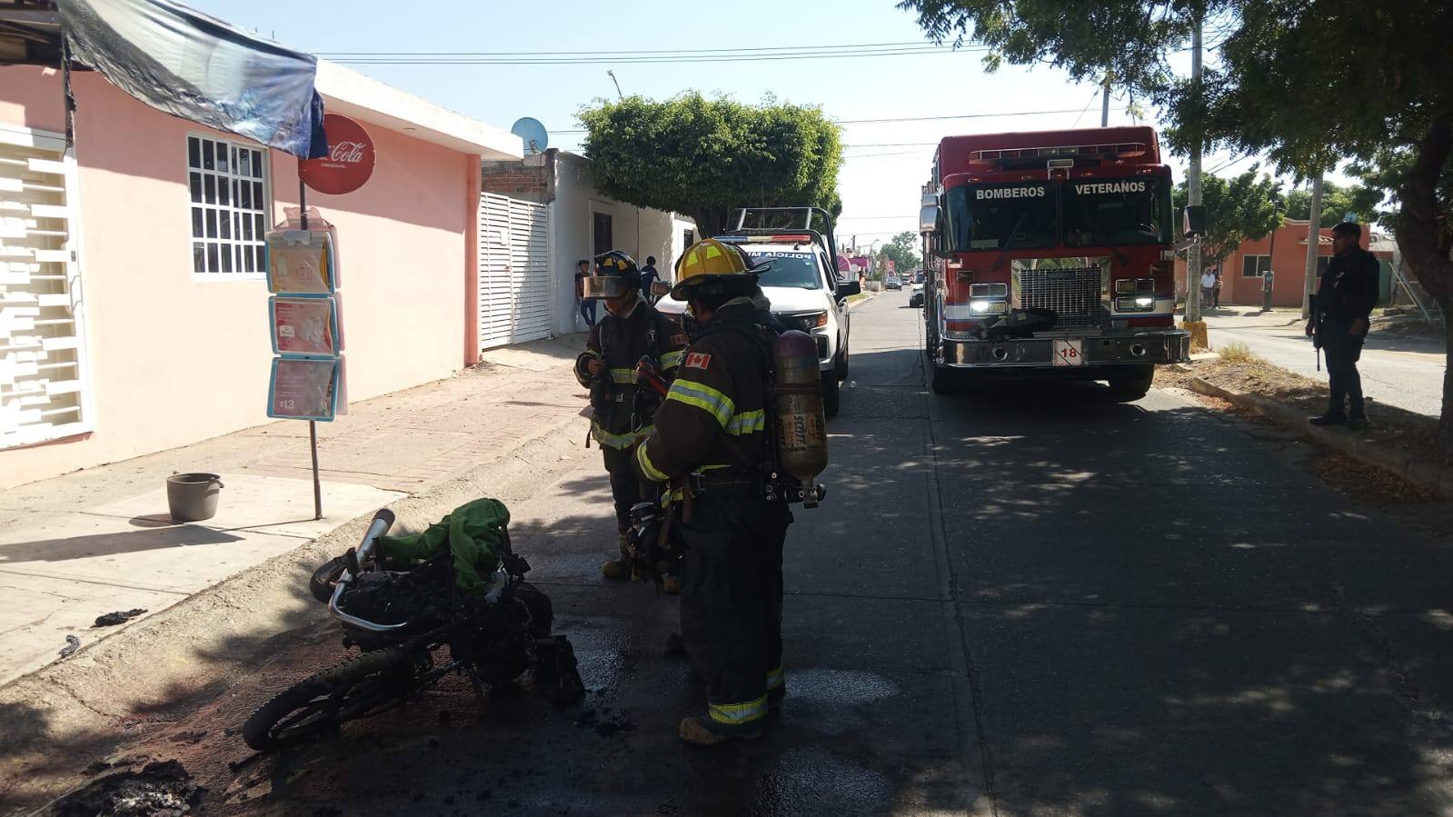 Moto incendiada en Prados del Sol, Mazatlán