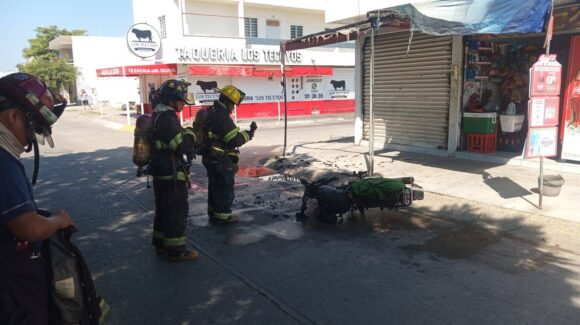 Se incendia motocicleta en Prados del Sol, Mazatlán, Sinaloa; una persona resulta con quemaduras leves