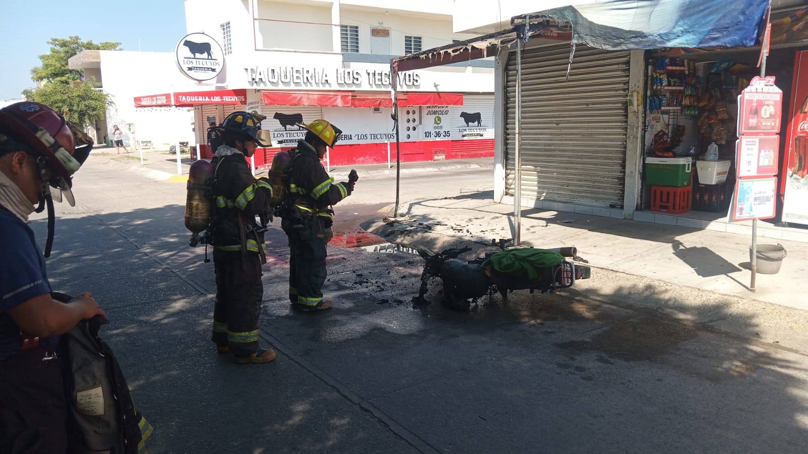 Moto incendiada en Prados del Sol, Mazatlán