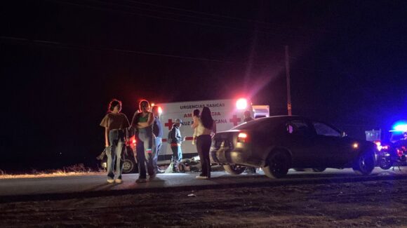Motociclista resulta lesionado tras impactarse contra un vehículo en el ejido 1 de Mayo, en Ahome, Sinaloa