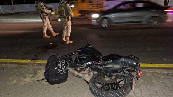 Fuerte accidente de motocicleta deja dos lesionados, entre ellos un adulto mayor, en Mazatlán, Sinaloa