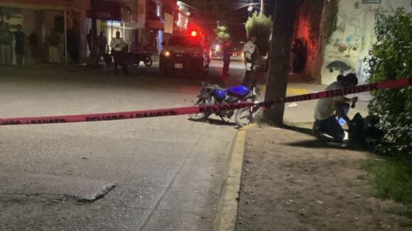 Joven motociclista pierde la vida tras ser arrollado por una camioneta en Mochicahui, El Fuerte, Sinaloa
