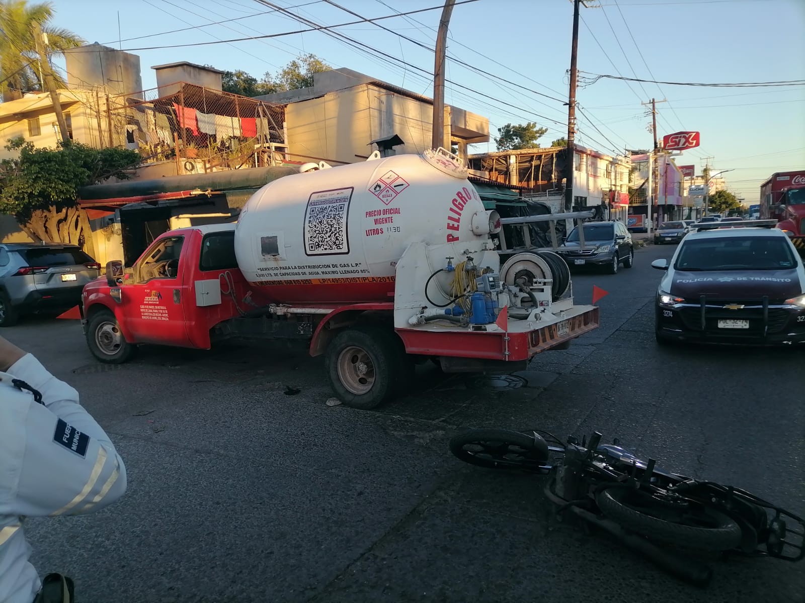 Motociclista choca contra pipa en Los Mochis, Sinaloa