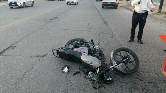 Motociclista resulta lesionado tras impactarse contra una pipa en el sector Grijalva de Los Mochis, Sinaloa
