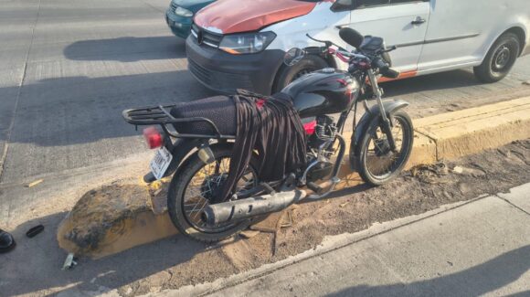 Motociclista es arrollado por conductora de una vagoneta en el bulevar Centenario, al poniente de Los Mochis, Sinaloa