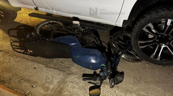 Motociclista queda debajo de una camioneta tras accidente en la colonia La Cuchilla de Los Mochis, Sinaloa