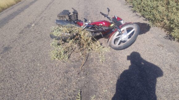 Motociclista pierde la vida al derrapar sobre la carretera estatal de Guasave, Sinaloa 