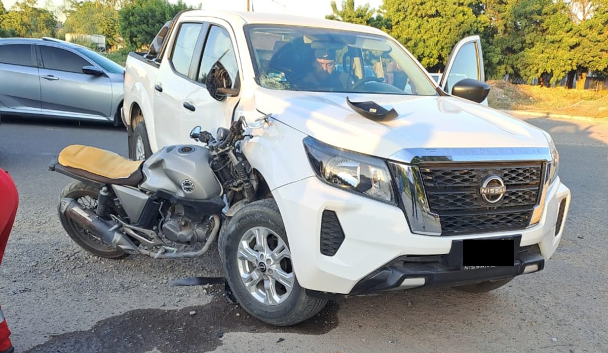 Joven motociclista lesionado tras chocar contra camioneta en Los Mochis
