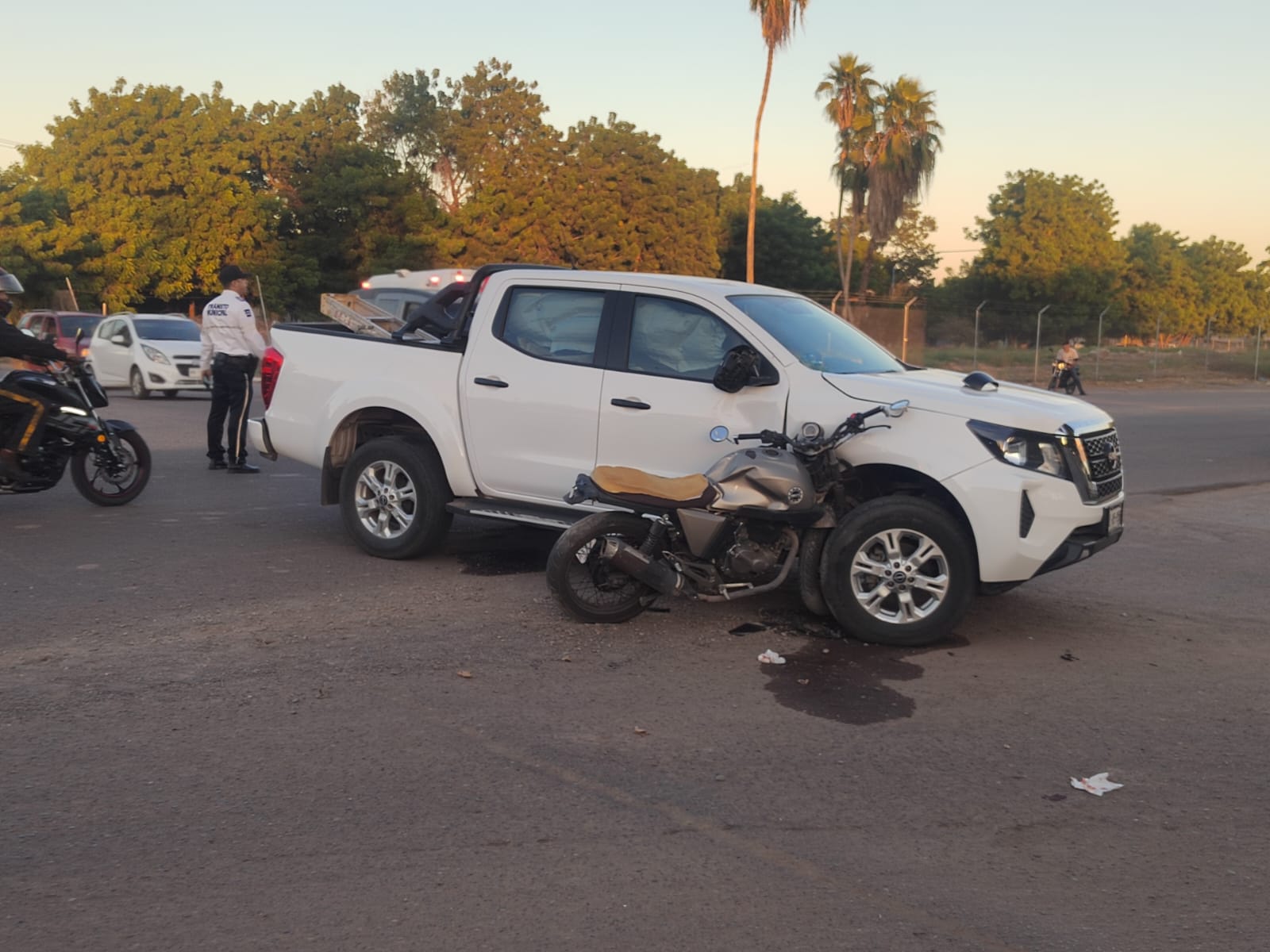 Joven motociclista lesionado tras chocar contra camioneta en Los Mochis