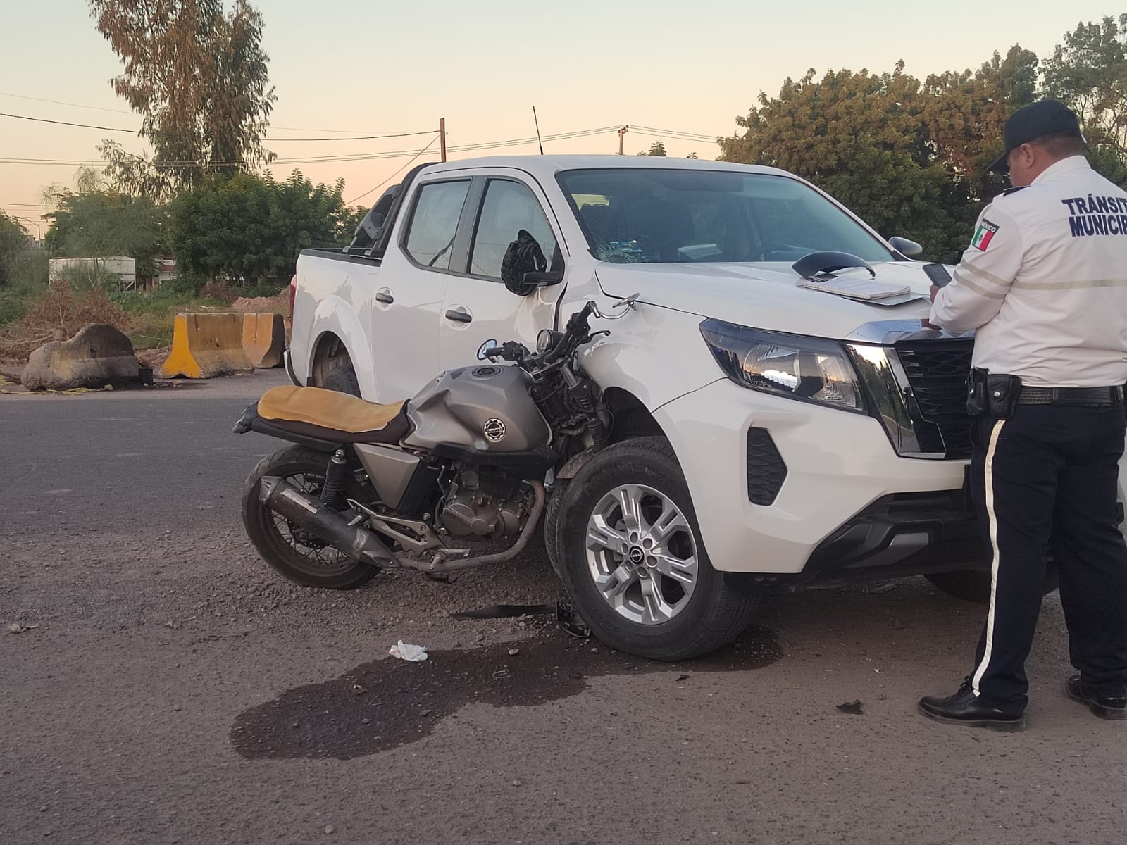 Joven motociclista lesionado tras chocar contra camioneta en Los Mochis