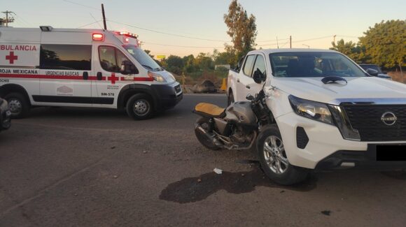 Motociclista ingresa a hospital tras impactarse contra camioneta en la colonia Morelos, de Los Mochis, Sinaloa