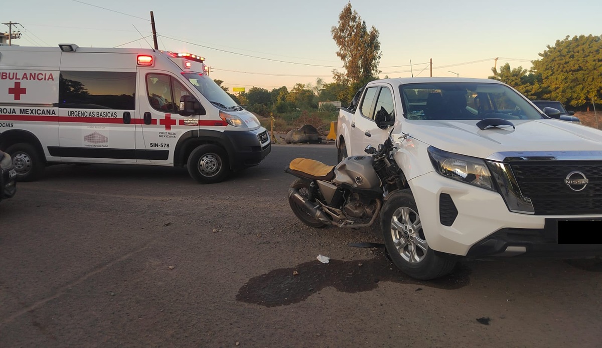 Joven motociclista lesionado tras chocar contra camioneta en Los Mochis