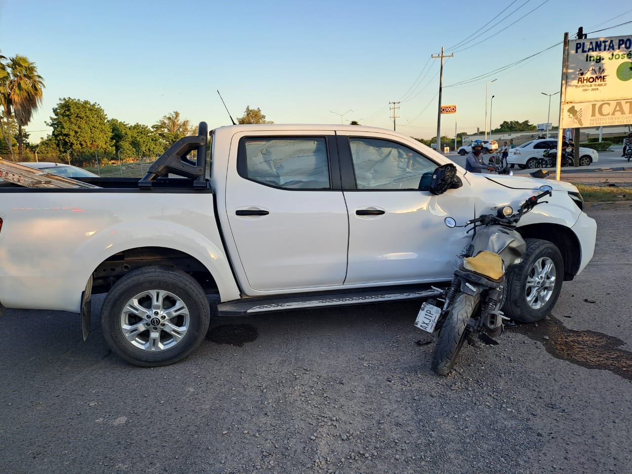 Joven motociclista lesionado tras chocar contra camioneta en Los Mochis