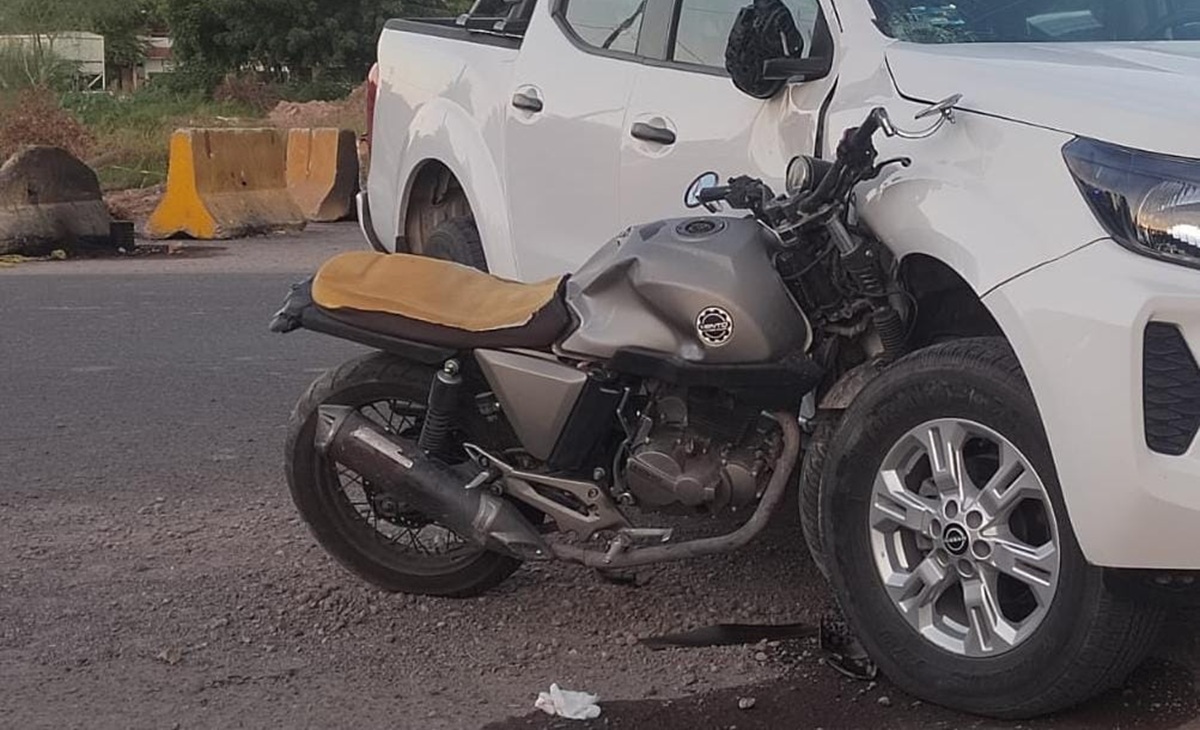 Joven motociclista lesionado tras chocar contra camioneta en Los Mochis