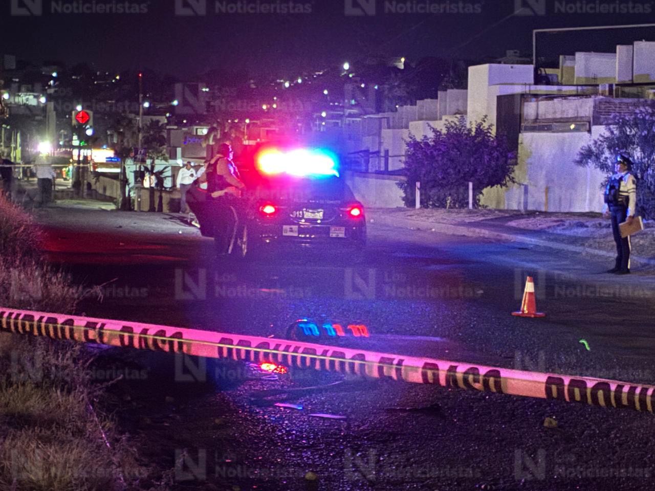 Policías de Tránsito levantan reporte de la muerte del motociclista