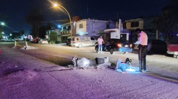 Por falta de señalamientos, motociclista cae en zanja, sufre fracturas e ingresa a un hospital de Los Mochis, Sinaloa
