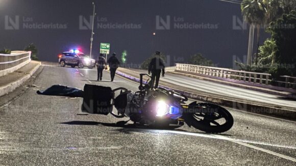 Muere hombre al accidentarse en una motocicleta BMW en el distribuidor vial del Infonavit Humaya en Culiacán, Sinaloa