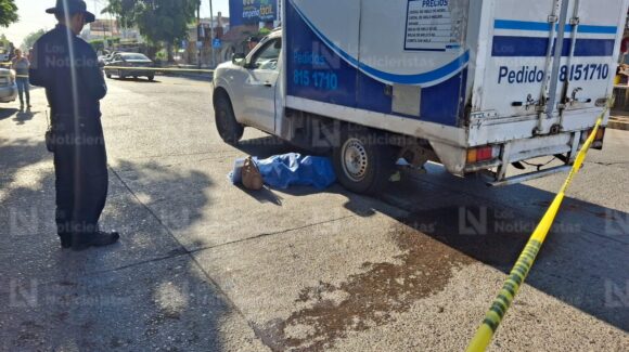 ¡A un lado quedó su bolso! Mujer muere atropellada por camioneta en el mercadito Independencia de Los Mochis, Sinaloa