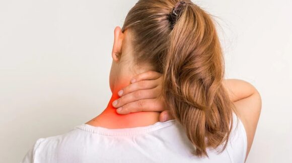 Dolor de cuello por tensión: Cómo aliviarlo de forma práctica y las señales de alarma