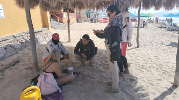 Desorientada, mujer caminaba en playas de Mazatlán, Sinaloa; fue atendida por salvavidas y trasladada a hospital
