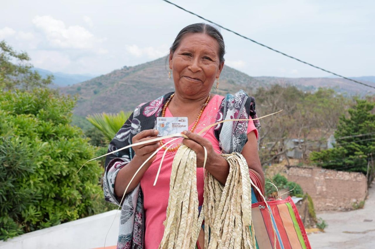 Mujer indígena pensionada del Bienestar con su tarjeta