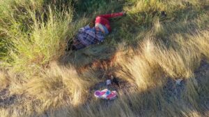 Mujer lesionada a las orillas de la carretera Los Mochis-Ahome