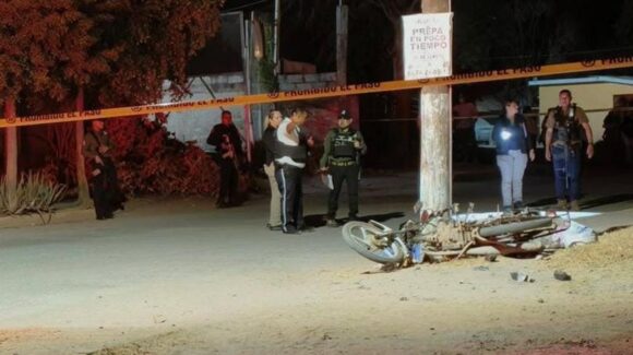 Mujer motociclista muere al chocar contra una camioneta en Eldorado, Sinaloa