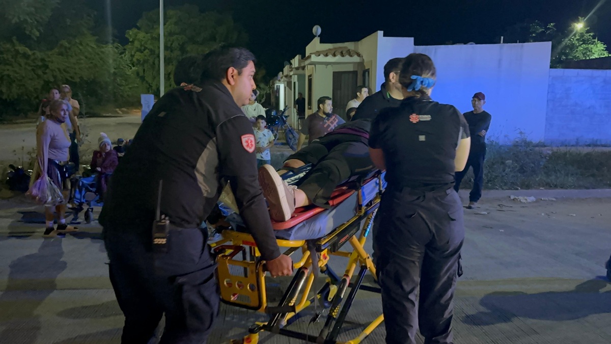 Mujer motociclista lesionada en choque en Los Mochis