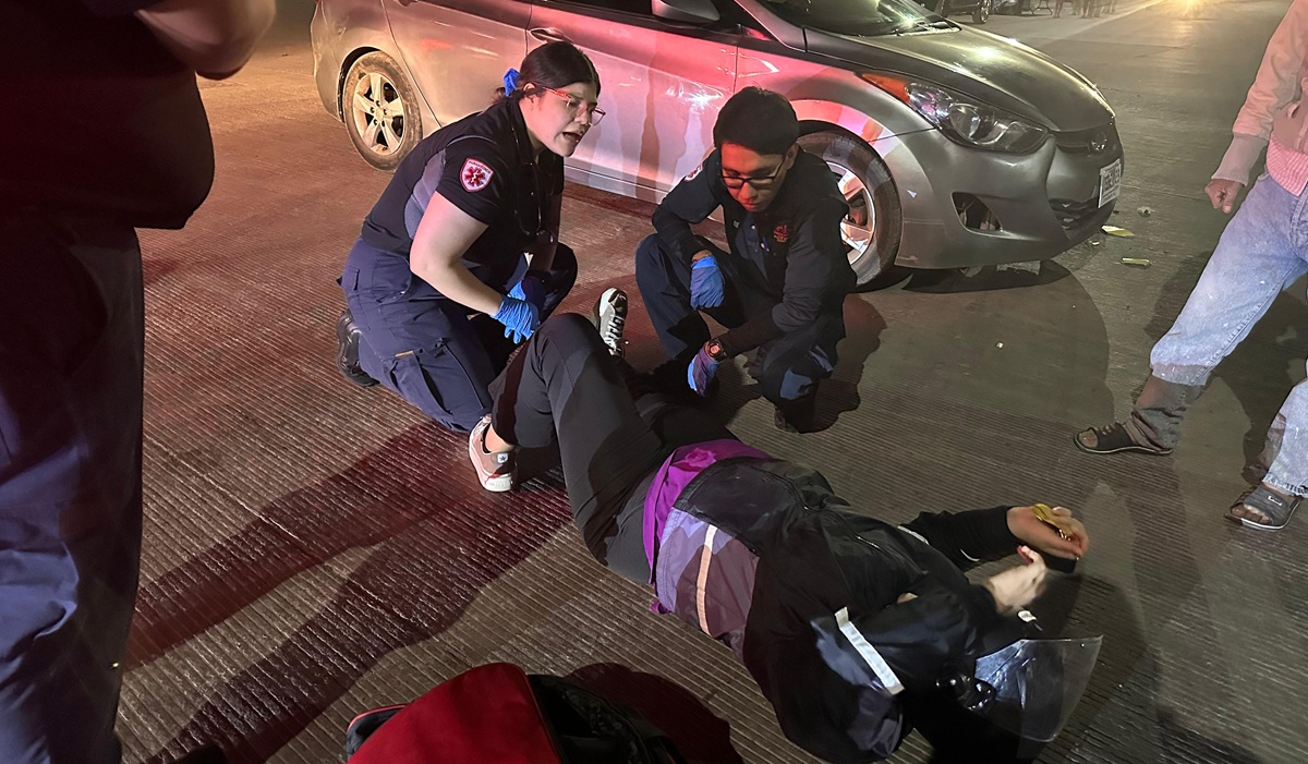 Mujer motociclista lesionada en choque en Los Mochis