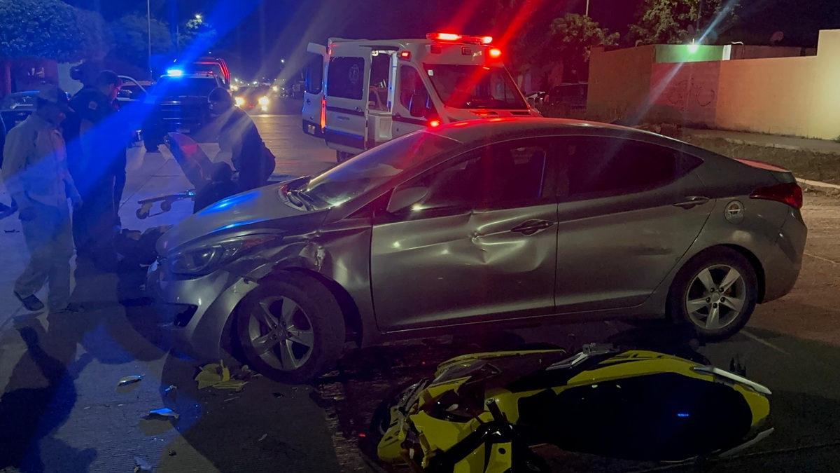Mujer motociclista lesionada en choque en Los Mochis