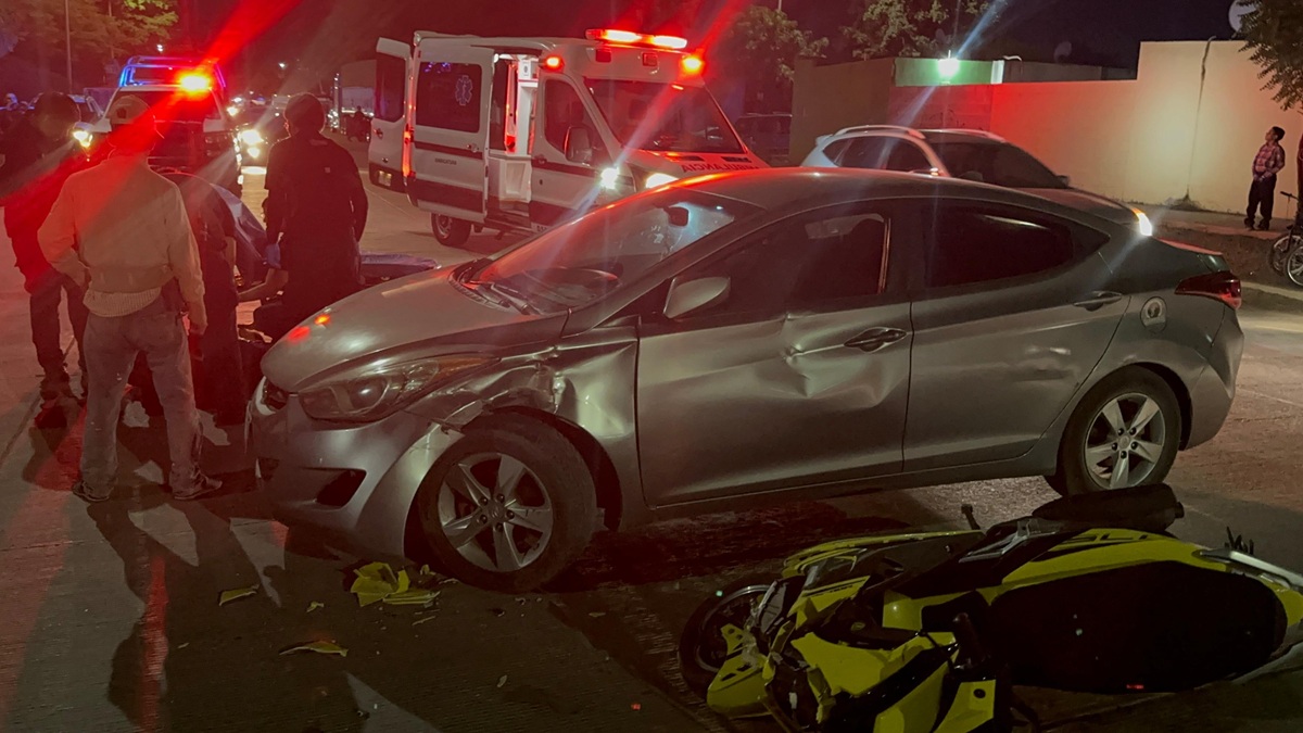 Mujer motociclista lesionada en choque en Los Mochis