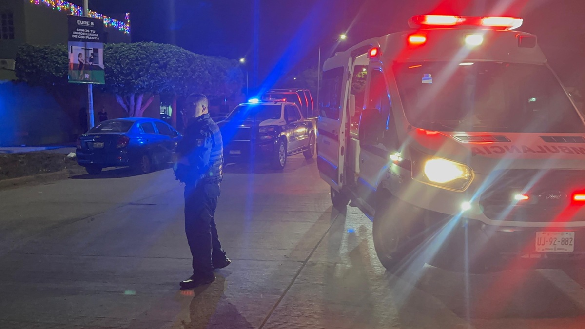 Mujer motociclista lesionada en choque en Los Mochis