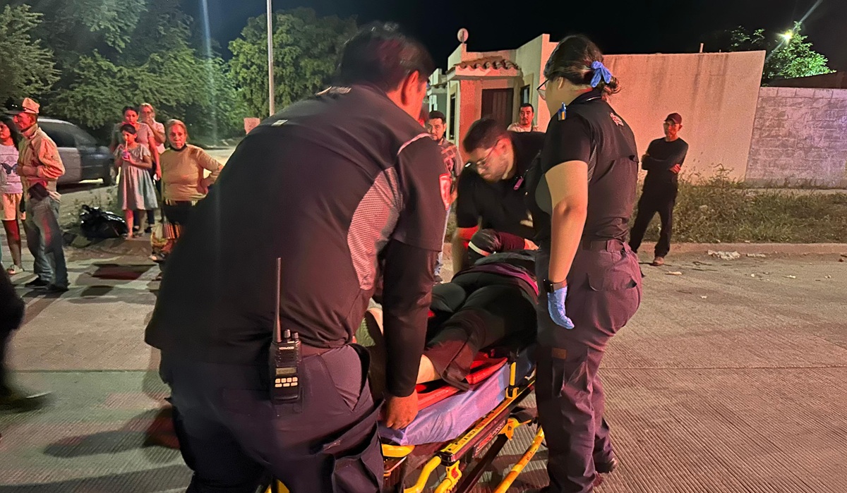 Mujer motociclista lesionada en choque en Los Mochis