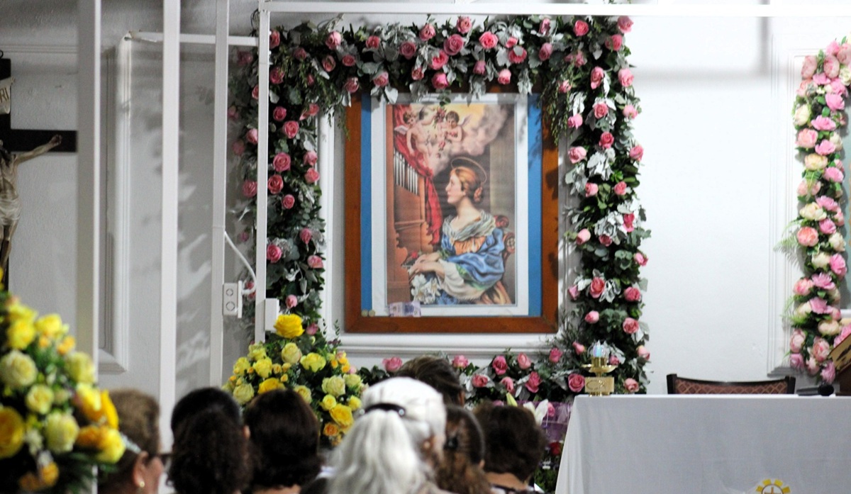 Músicos de Mazatlán acuden a misa por su día en capilla de Santa Cecilia